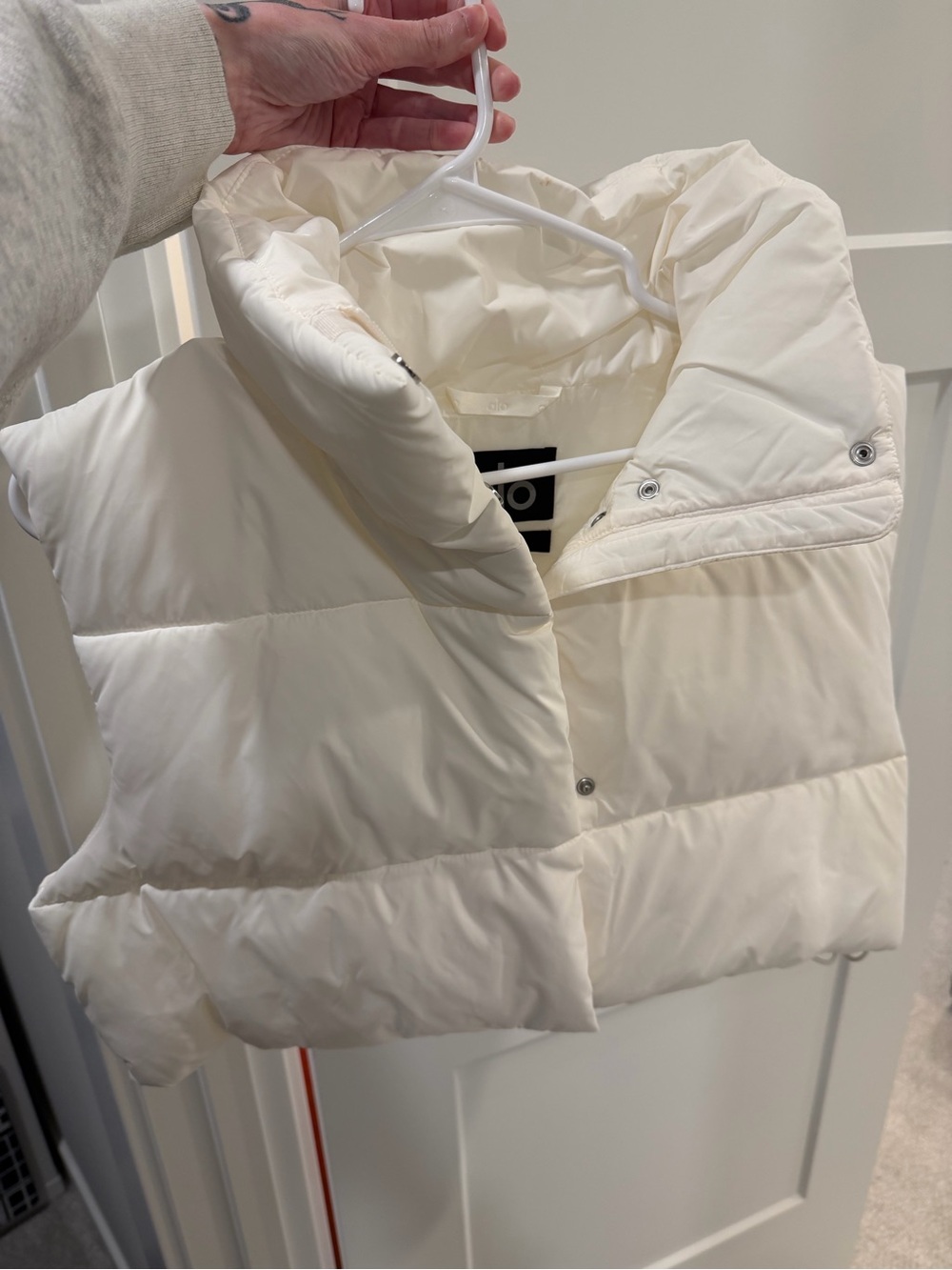 Cropped Alo Puffer Vest in white